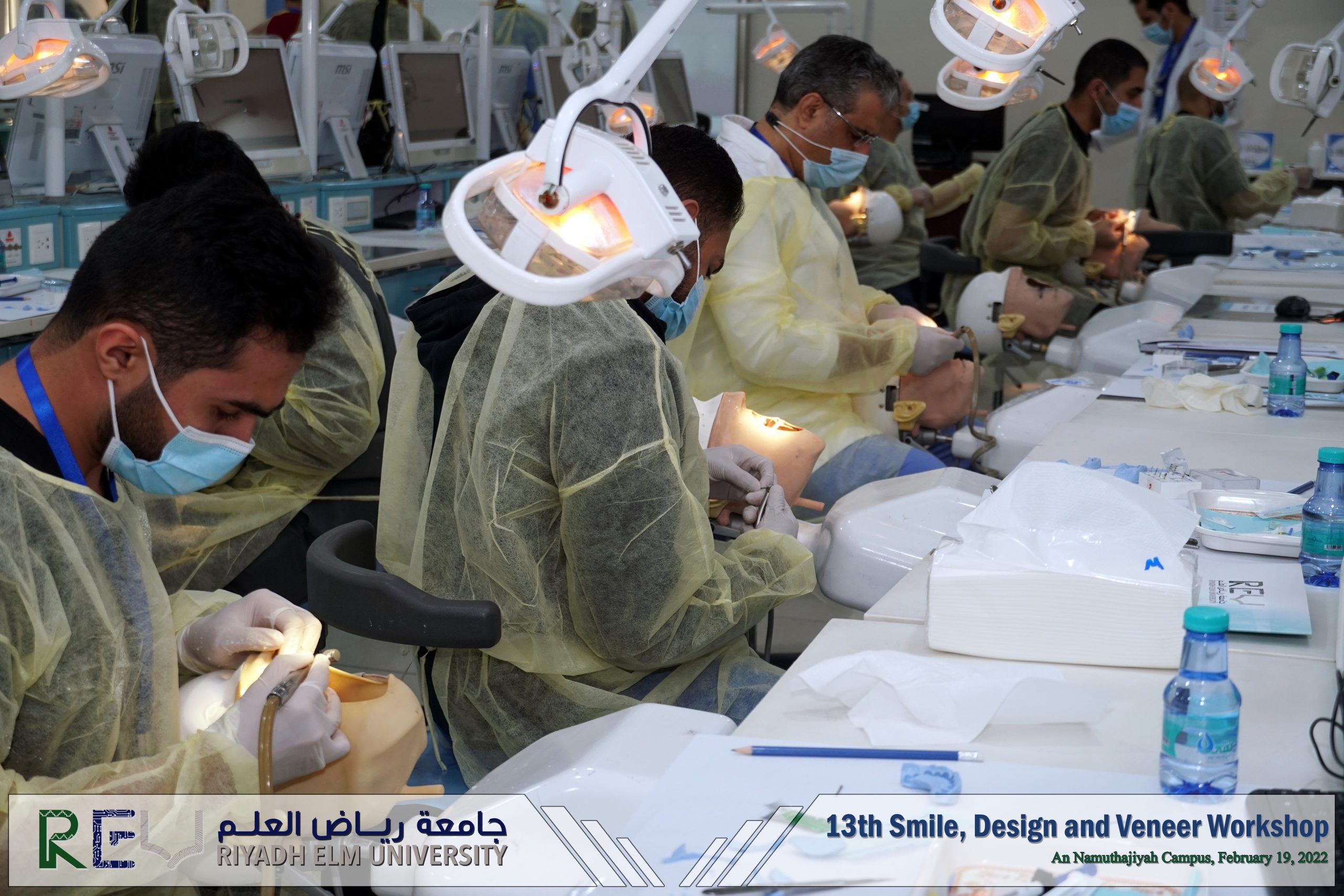 أطباء أسنان أثناء ورشة عمل في جامعة رياض العلم